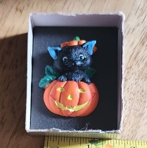 1998 Vintage Avon HALLOWEEN CAT PIN Ceramic w/Blue Crystal Eyes CUTE >(^ ^)<